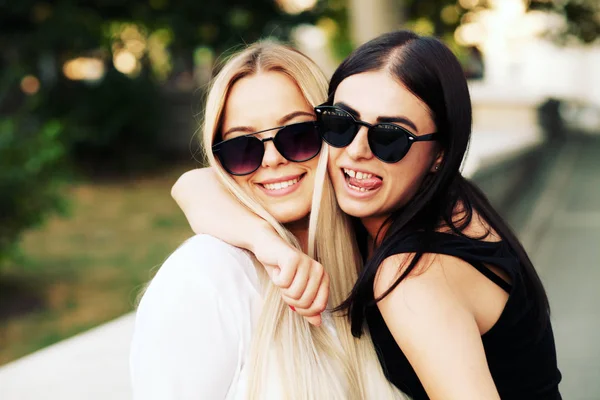 Happy Young Women Outdoors — Stock Photo, Image