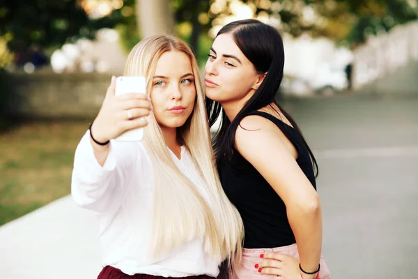 Mujeres Jóvenes Felices Tomando Selfie — Foto de Stock