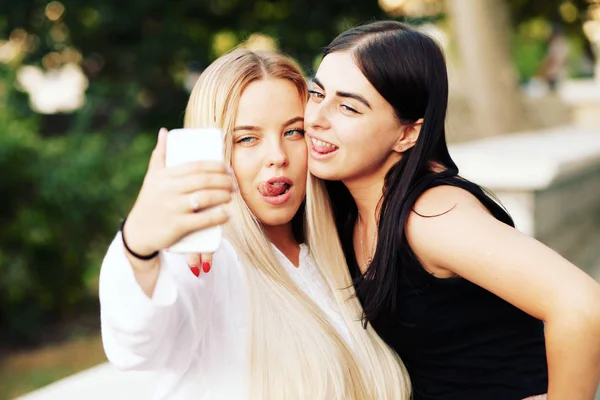 Mujeres Jóvenes Felices Tomando Selfie — Foto de Stock