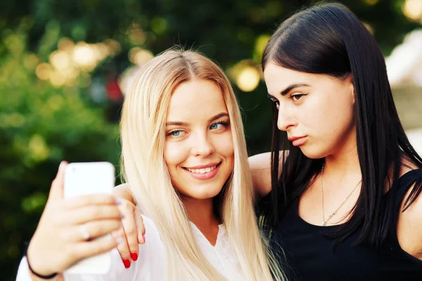 Mujeres Jóvenes Felices Tomando Selfie — Foto de Stock