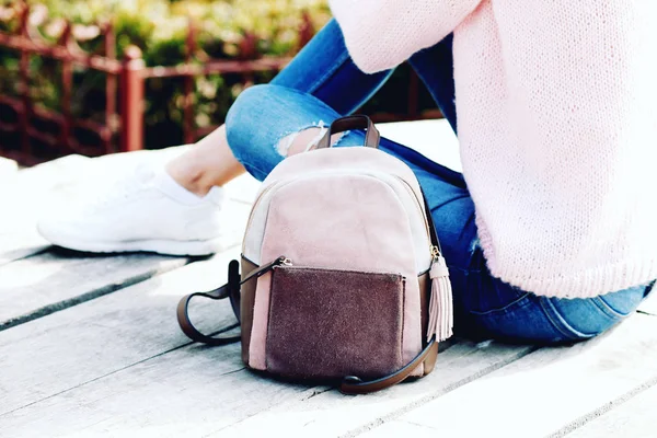 Mulher Elegante Jovem Sentado Banco Com Mochila Couro — Fotografia de Stock