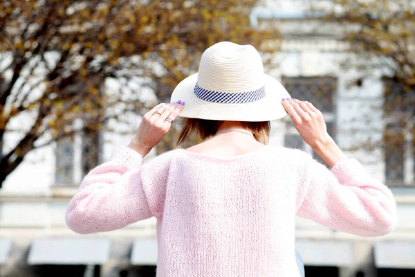 Mujer Joven Elegante Caminando Ciudad Primavera Traje Hipster Suéter Rosa —  Fotos de Stock