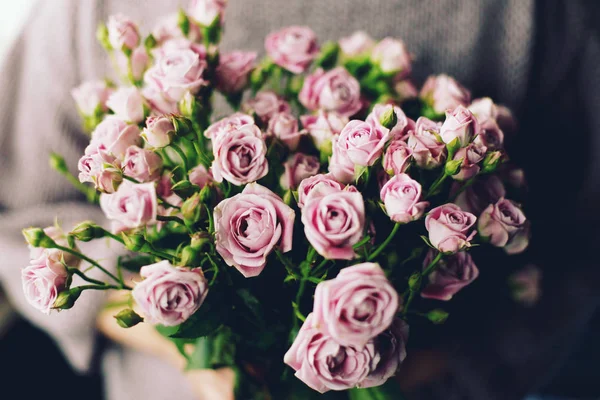 Mujer Sosteniendo Ramo Flores Rosa Concepto Blogueo — Foto de Stock