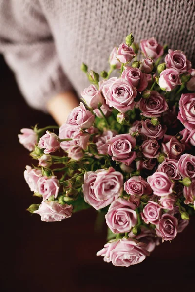 Donna Che Tiene Bouquet Fiori Rosa Concetto Blogging — Foto Stock