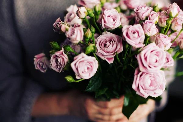 Femme Tenant Bouquet Fleurs Rose Concept Blogging — Photo