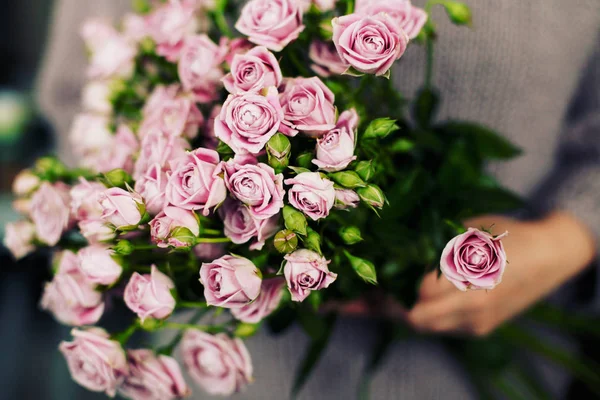 Femme Tenant Bouquet Fleurs Rose Concept Blogging — Photo