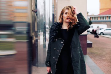 Güzel gülümseyen neşeli kadın adil saçlı