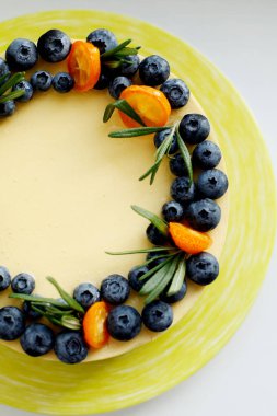 Çilek ile lezzetli kremalı pasta