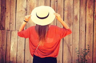 Şapka giyen Boho kadın. Çingene bak genç hipster gezgin kız sanatsal fotoğraf, Souther bir çöl vadisinde Coachella Vadisi 'nde