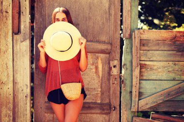 Şapka giyen Boho kadın. Çingene bak genç hipster gezgin kız sanatsal fotoğraf, Souther bir çöl vadisinde Coachella Vadisi 'nde