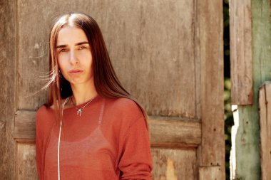 Şapka giyen Boho kadın. Çingene bak genç hipster gezgin kız sanatsal fotoğraf, Souther bir çöl vadisinde Coachella Vadisi 'nde