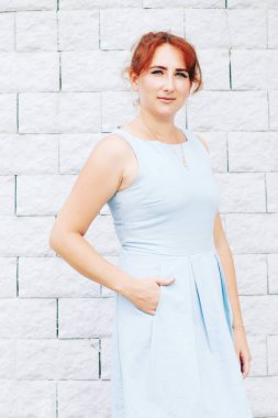 Mavi elbiseli güzel genç kadın konsepti 