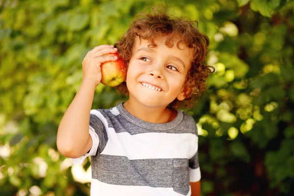 Bambino Bambino Mangiare Mela Frutta All Aperto Autunno Autunno Natura — Foto Stock