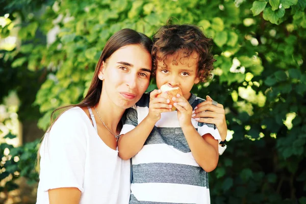 Mère Fils Mangeant Une Pomme Dans Nature Mère Son Enfant — Photo