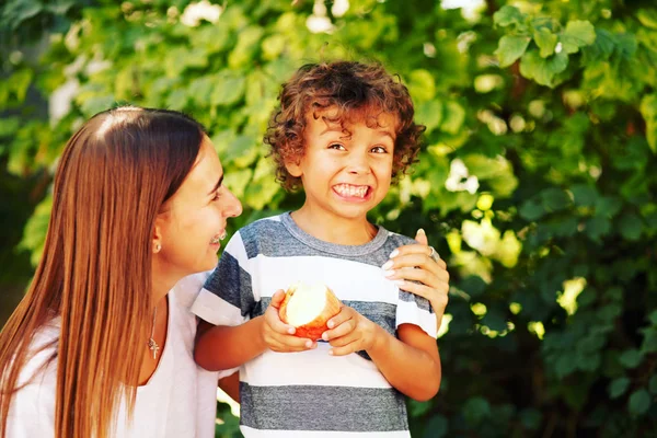 Madre Hijo Comiendo Una Manzana Naturaleza Madre Hijo Disfrutan Primavera —  Fotos de Stock