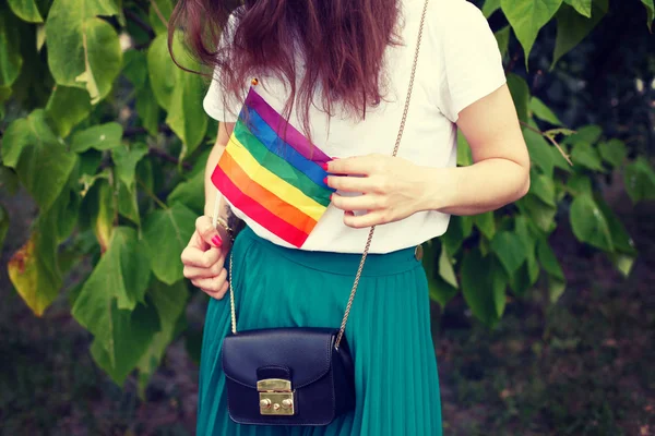 Una Joven Con Una Bandera Lgbt Naturaleza —  Fotos de Stock