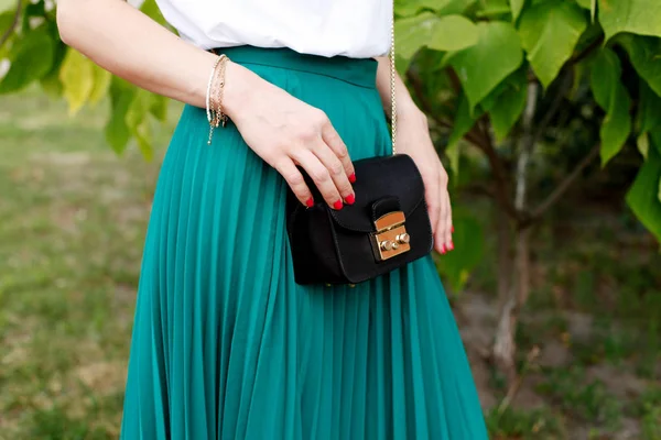 Donna Con Borsa Nel Parco — Foto Stock