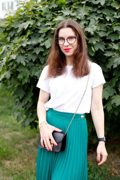 Mujer Falda Verde Camiseta Blanca Bolso Negro Detalles Moda Estilo — Foto de Stock