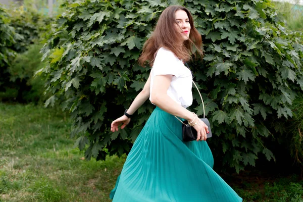 Vrouw Groene Rok Wit Shirt Zwarte Tas Mode Details Streetstyle — Stockfoto