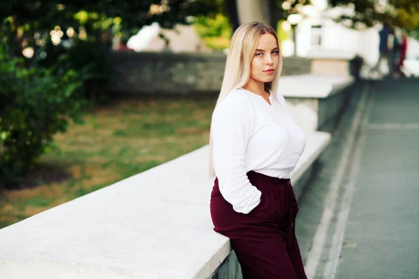 Mladá Stylová Žena Podzim Městské Ulici Nosí Bílou Blůzu Burgundské — Stock fotografie