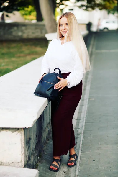 Mujer Joven Elegante Con Blusa Blanca Pantalones Color Burdeos Calle — Foto de Stock