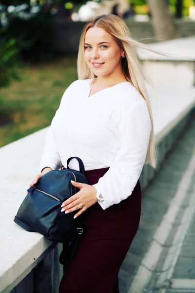 Mulher Elegante Jovem Vestindo Blusa Branca Calças Cor Borgonha Rua — Fotografia de Stock