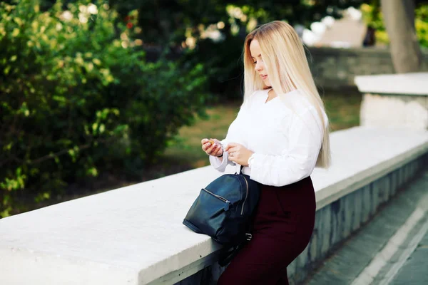 Young Stylish Woman Wearing White Blouse Burgundy Color Pants City — Stock Photo, Image