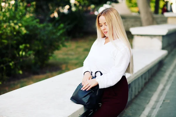 Молодая Стильная Женщина Белой Блузке Бордовых Брюках Городской Улице Осенью — стоковое фото