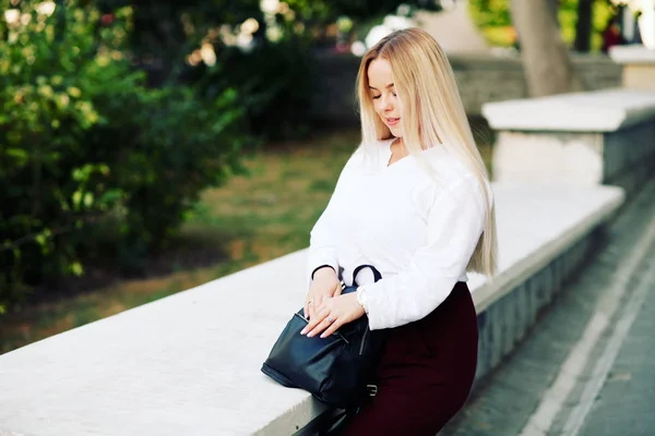 Jonge Stijlvolle Vrouw Dragen Witte Blouse Bourgondische Kleur Broek Straat — Stockfoto