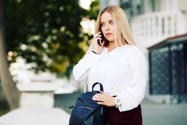 Ung Snygg Kvinna Pratar Telefon Casual Mode Elegant Utseende Storleks — Stockfoto