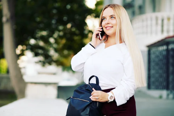 Young Stylish Woman Talking Phone Casual Fashion Elegant Look Size — Stock Photo, Image