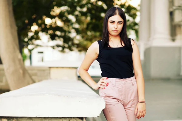 Bela Jovem Estudante Hipster Menina Com Cabelo Liso Saudável Vestindo — Fotografia de Stock