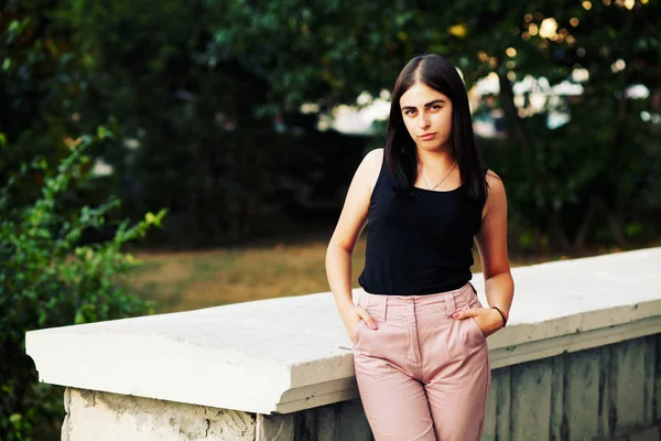 Hermosa Joven Estudiante Hipster Chica Con Pelo Recto Saludable Con — Foto de Stock