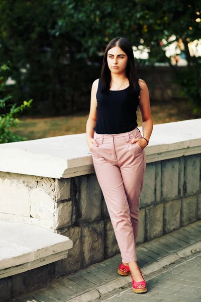 Bela Jovem Estudante Hipster Menina Com Cabelo Liso Saudável Vestindo — Fotografia de Stock