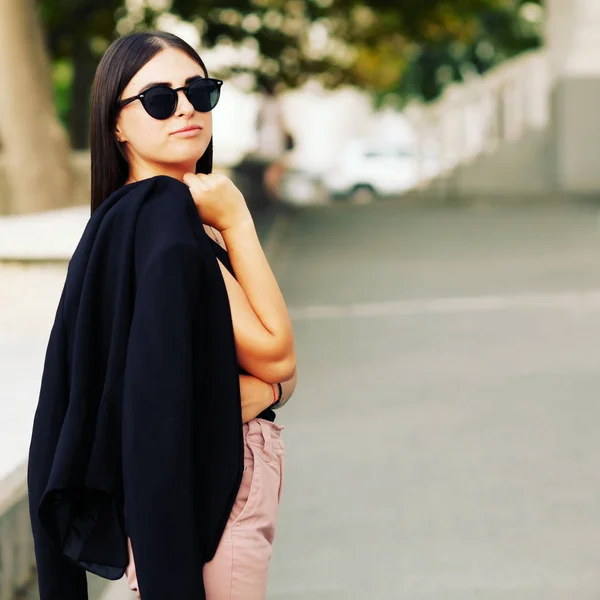 Menina Bonita Com Cabelo Morena Posando Fora Estilo Hipster Retrato — Fotografia de Stock