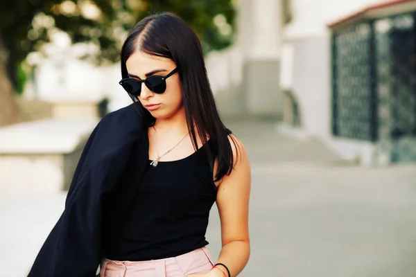 Mooi Meisje Met Brunette Haar Poseren Buiten Hipster Stijl Portret — Stockfoto