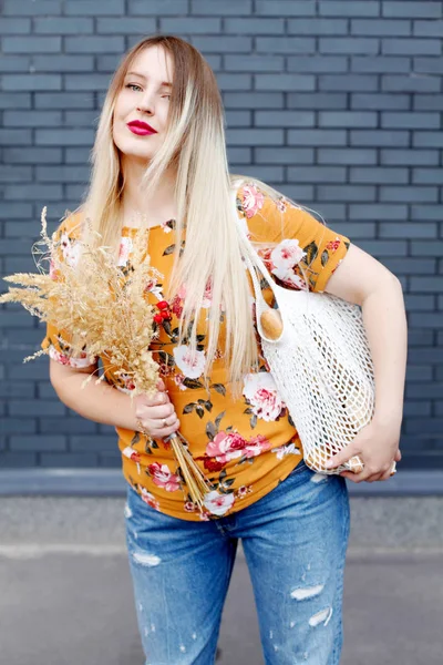 かわいい女性プラス綿のショッピングバッグとサイズ — ストック写真