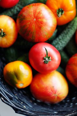 sepette taze olgun domates ve salatalık, yakın