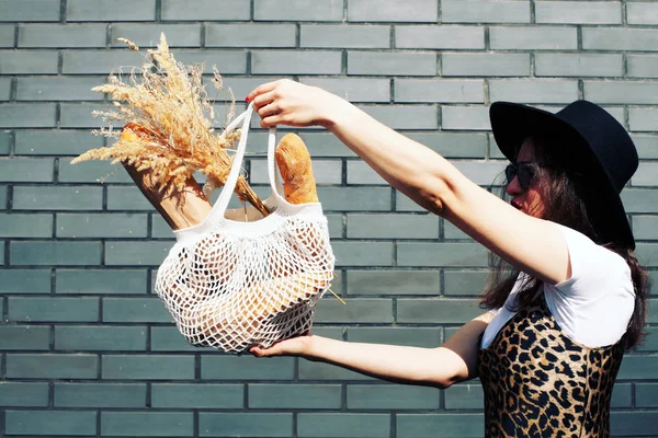 Mulher Com Pão Seu Saco Malha — Fotografia de Stock