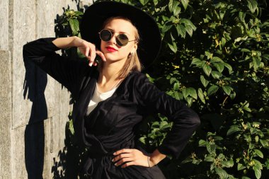 siyah trençkot çekici kadın, ön plana odaklanmak