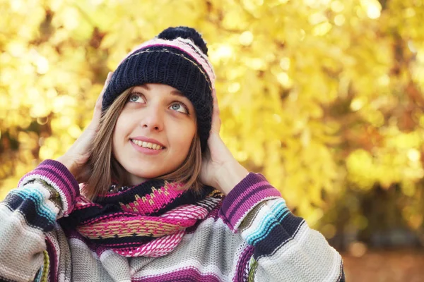 秋の公園の若い女性 前景に焦点を当てる — ストック写真