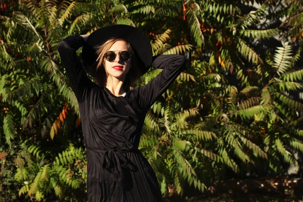 Mulher Atraente Casaco Trincheira Preto Foco Primeiro Plano — Fotografia de Stock