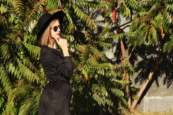 Bella Donna Nel Parco Concentrarsi Sul Primo Piano — Foto Stock