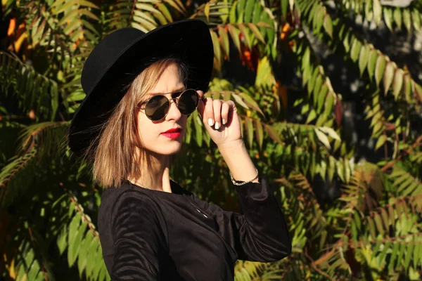 Young Woman Black Hat Focus Foreground — Stock Photo, Image