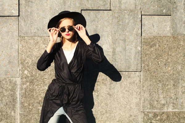 Jeune Femme Trench Coat Noir Mise Premier Plan — Photo