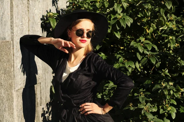Jolie Femme Chapeau Noir Concentrer Sur Avant Plan — Photo
