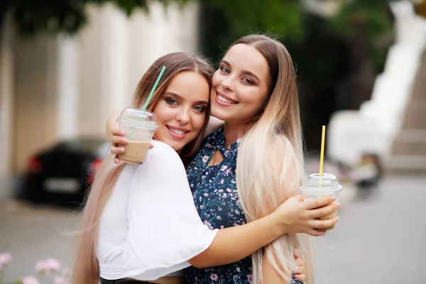 Duas Mulheres Loiras Bebendo Café Abraçando Rua — Fotografia de Stock