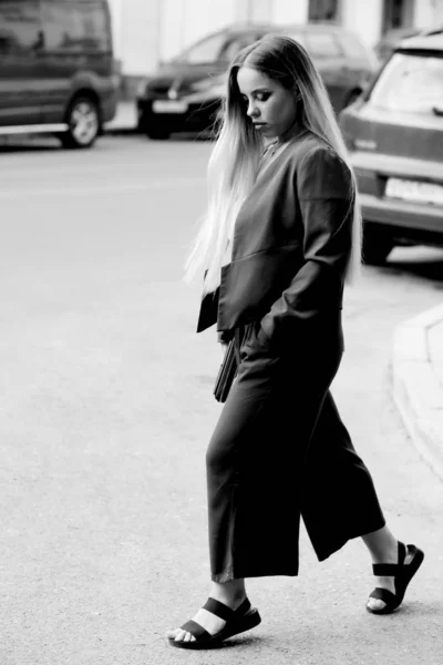 Young Blonde Woman Green Outfit Walking Street — Stock Photo, Image