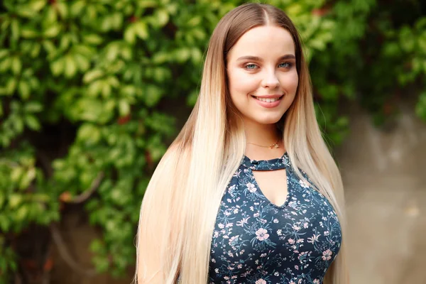 Junge Blonde Frau Blauem Blumenkleid Posiert Park — Stockfoto
