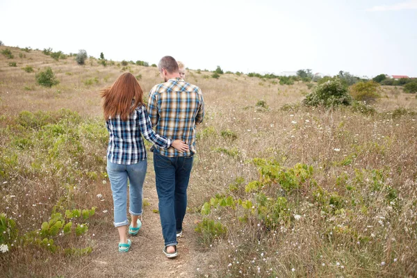 Oğlu tarlada yürüyen genç çift